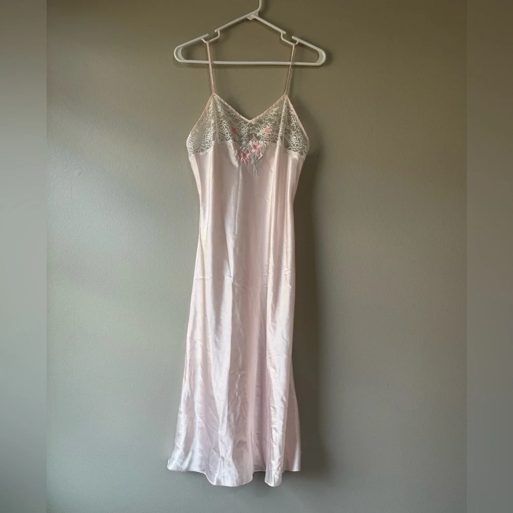 Vintage Lace Detail Satin Chemise in Soft Pink size medium - Picture 2 of 6